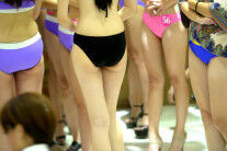 济南：百名高三艺考女生穿泳装参赛练胆