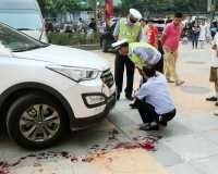 母亲玩手机瞬间 2岁男童遭汽车碾压身亡