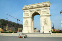 郑州惊现山寨“凯旋门”引路人合影