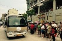 天津爆炸事故烈士杨钢魂归故里 数千人守候