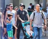 贝克汉姆夫妇携子女逛迪士尼 小七还不愿下地走