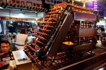 沈阳夜市现“烤串神机” 一次可烤100串