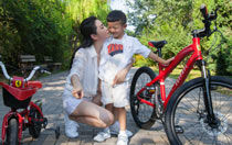 李冰冰与外甥骑法拉利自行车出行 穿热裤秀美腿