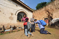 父母以死相逼  寒门兄妹学子跪别父母返校