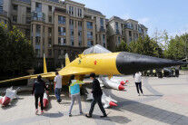 山东潍坊一居民小区现“战斗机”和“坦克”