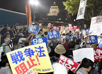 日本民众连夜冒雨抗议参议院表决安保法
