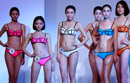 世界旅游小姐佳丽着比基尼秀好身材