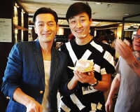 胡歌搞怪卖萌庆33岁生日 刘涛刘亦菲送祝福