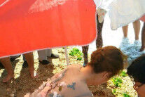 男子突发心脏病溺水 最美新娘穿婚纱救人