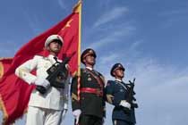 中国三军仪仗队在俄遭美女演员索吻 出巧招拒绝