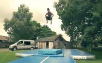 轻功了得！实拍外国小伙充气垫上耍特技