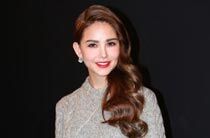 辣妈昆凌看秀身材纤细 红唇格子裙似少女