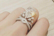 Baby晒巨型皇冠戒指 网友赞教主威武