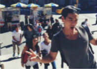 彭于晏与家人游玩搞怪合影 网友：都是美女帅哥