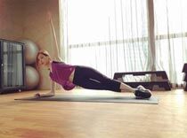 王心凌晒素颜健身照 小腹平坦身材曼妙