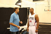 快船荣誉室藏宝 姚明前队友现身