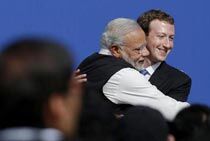 印度总理访问Facebook总部 “熊抱”扎克伯格