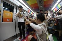 北京地铁现男男求婚 旁观者围观送祝福