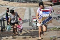 强台风“彩虹”横扫湛江 市民囤购矿泉水