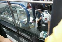 重庆红旗河沟轻轨站电梯扶手卷入一儿童