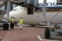 新加坡航空客机前起落架坍塌 机头着地“跪了”