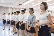 海航校招空姐空少 要求素颜“素腿”