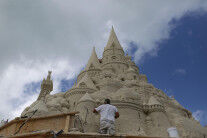 美国艺术家用1800吨沙试图打造世界最高沙雕