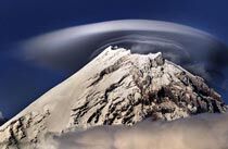 俄罗斯山脉上空惊现怪云 形如UFO