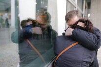 俄罗斯坠机乘客家属抱头痛哭