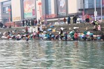 三峡175米蓄水完成 市民搬洗衣机江边洗衣