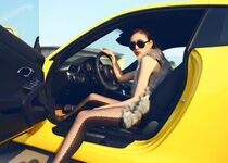 黄色兰博基尼与尤物