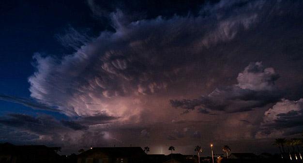 美国南加州出现罕见雷暴奇景，5小时劈2200道闪电