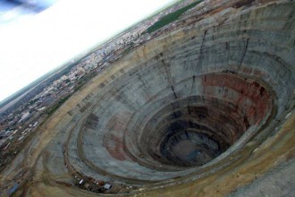 世界上最深的地方是马里亚纳海沟，海沟底部往下是什么