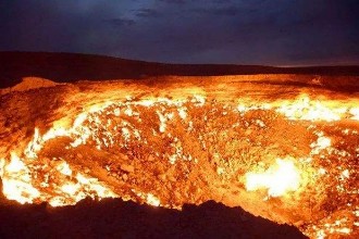 航拍超壮观“地狱之门”：深坑直径70米 大火熊熊燃烧48年