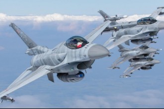 与俄军空中对峙最前线！波兰空军F-16编队巡逻波罗的海
