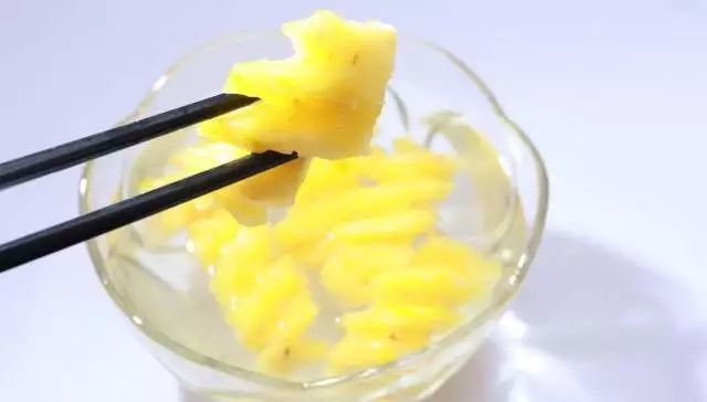 吃菠萝前为什么要在盐水里浸泡一段时间？