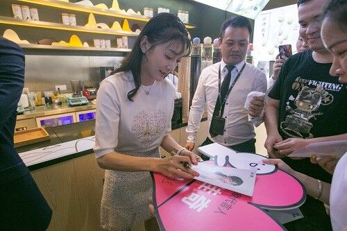 孙佳奇成为叭茶形象代言人