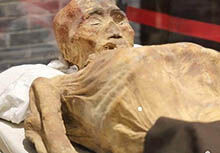 今日说法最惨杀人案件，供暖道的无头无腿干尸