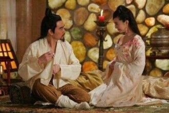 唐玄宗与杨贵妃的春宵秘戏图 爱爱的场景旁边竟有两宫女