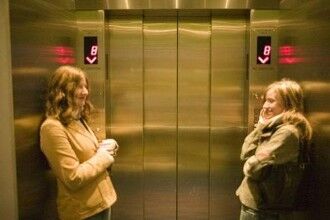 电梯坠落怎么办，跳起来能自救吗？