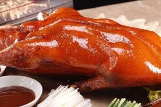 中国十大禁食烤鸭棕榈活鸭被烧毁，然后切碎