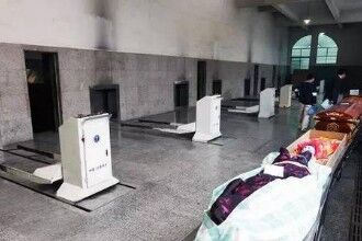 朋友晚上开三轮车载客到火葬场