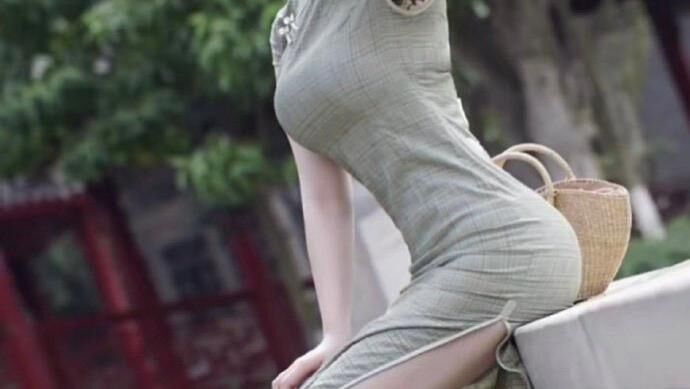 高开叉旗袍美女，展现别样的性感！