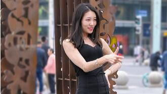 如此清纯的小姐姐，坐姿却相当狂野