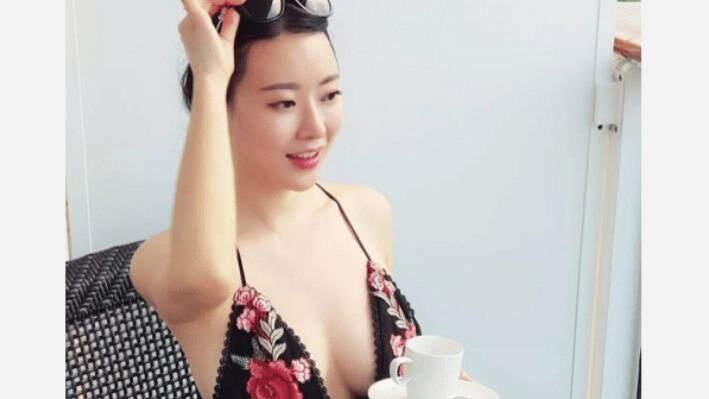 被东哥带火的蒋聘婷，穿吊带短裙秀傲人事业线，网友：这谁顶得住啊？