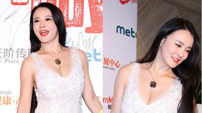 前央视主持人冉莹莹颖，微博上晒与小儿子的合照，一家五口幸福美满