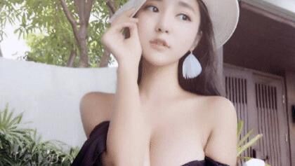 颜值主播小汤圆，穿上一身黑色齐肩短裙，展现傲人事业线