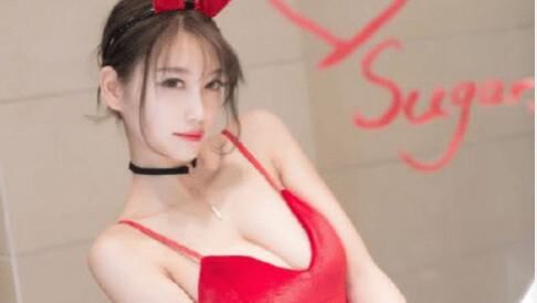 国产写真女郎杨晨晨，一身性感吊带包臀裙，化身清秀兔女郎