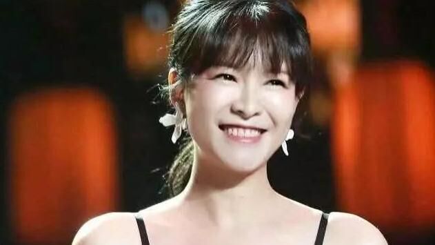 “妈妈从不说穷”的李艾：精神富足的姑娘，骨子里都散发着自信的光芒