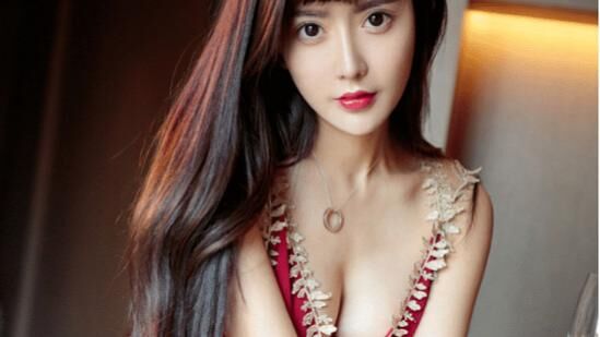 及腰长发，灵动的双眸，红色吊带长裙的她太惊艳！